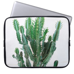Funda Para Portátil Cactus verdes sobre fondo blanco.