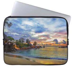 Funda Para Portátil Café en la playa tropical en la puesta del sol