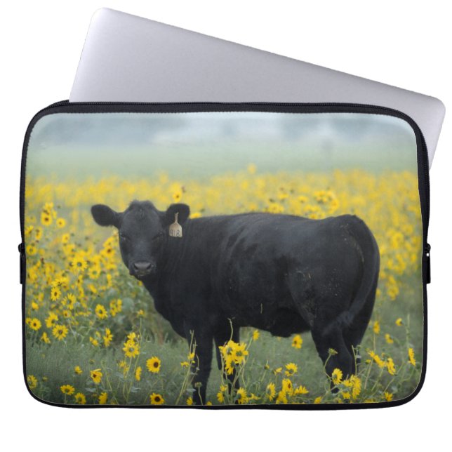 Funda Para Portátil Calf negro en un campo de girasoles (Frente)