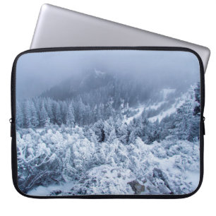 Funda Para Portátil Calmo día de invierno nublado sobre las montañas