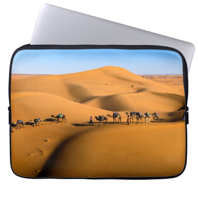 Funda Para Portátil camellos en el desierto bajo cielo azul (Frente)