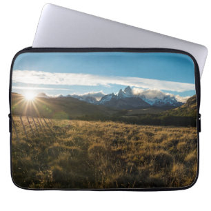 Funda Para Portátil Caminante que mira las montañas de Fitz Roy,