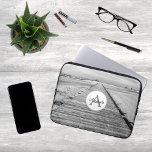 Funda Para Portátil Camino a la playa foto en blanco negro con monogra<br><div class="desc">Un moderno monograma y un nombre sobre el Bella Artes blanco y negro. Foto de un camino de madera a la playa en San Pedro Ording,  Alemania.</div>