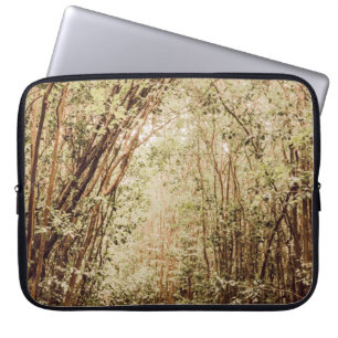 FUNDA PARA PORTÁTIL CAMINO RODEADO DE ÁRBOLES ALTOS Y VERDES