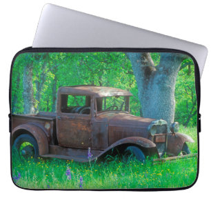 Funda Para Portátil Camión antiguo oxidado en una pradera