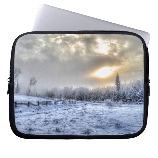 Funda Para Portátil Campo agrícola en nieve de invierno al amanecer (Frente)