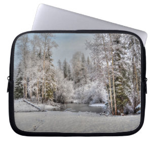 Funda Para Portátil Campo agrícola en nieve de invierno al amanecer
