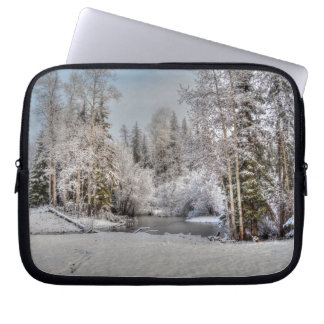 Funda Para Portátil Campo agrícola en nieve de invierno al amanecer
