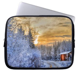 Funda Para Portátil Campo agrícola en nieve de invierno al amanecer