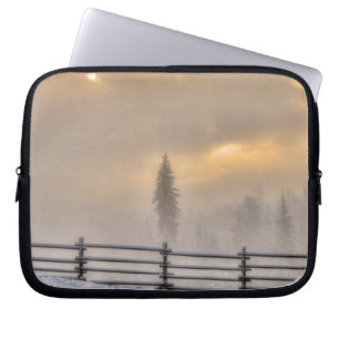 Funda Para Portátil Campo agrícola en nieve de invierno al amanecer