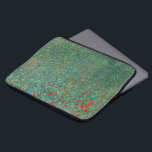 Funda Para Portátil Campo de amapola por Gustav Klimt, Art Nouveau vin<br><div class="desc">Poppy Field (1907) de Gustav Klimt es un vintage arte de la era victoriana simbolismo de la pintura de paisaje floral. Una escena natural con un gran prado con flores rojas de amapola florecientes. Es primavera y las amapolas y los árboles frutales están en flor. Sobre el artista: Gustav Klimt...</div>