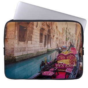Funda Para Portátil Canal con gondola tradicional en Venecia, Italia