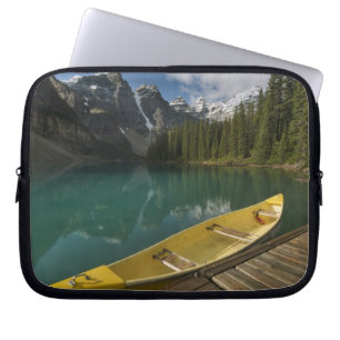 Funda Para Portátil Canoa estacionada en un muelle a lo largo del lago