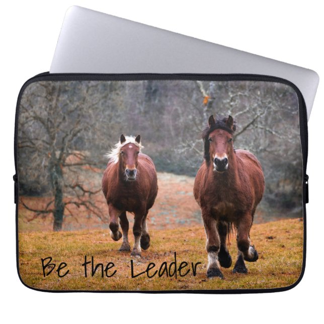 Funda Para Portátil Carreras de caballos salvajes en los bosques (Frente)