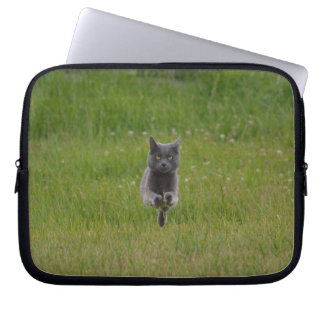 Funda Para Portátil Carreras de gato de granja gris a través de foto d