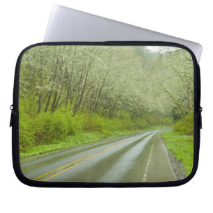 Funda Para Portátil Carretera alejada a través del bosque