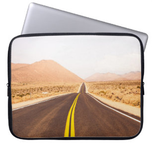 FUNDA PARA PORTÁTIL CARRETERA DE ASFALTO NEGRO EN MEDIO DEL CAMPO MARR