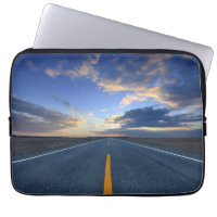 Carretera en el día de la salida del sol