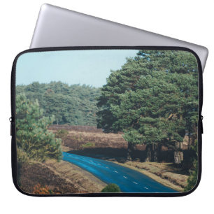 FUNDA PARA PORTÁTIL CARRETERA RODEADA DE ÁRBOL DURANTE EL DÍA
