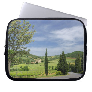 Funda Para Portátil Carretera rural que se curva entre cipreses en
