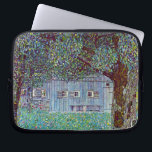 Funda Para Portátil Casa de campo en la Alta Austria, por Gustav Klimt<br><div class="desc">Casa de campo en la Alta Austria (1912) de Gustav Klimt es un simbolismo de la época victoriana de la pintura de arte fino. Una escena natural con árboles y un campo de flores con un granero en una granja. La gran estructura de madera tiene ventanas. Sobre el artista: Gustav...</div>