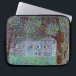 Funda Para Portátil Casa de campo en la Alta Austria, por Gustav Klimt<br><div class="desc">Casa de campo en la Alta Austria (1912) de Gustav Klimt es un simbolismo de la época victoriana de la pintura de arte fino. Una escena natural con árboles y un campo de flores con un granero en una granja. La gran estructura de madera tiene ventanas. Sobre el artista: Gustav...</div>