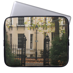 FUNDA PARA PORTÁTIL CASA DE CONCRETO BLANCO RODEADA DE ÁRBOLES DURANTE