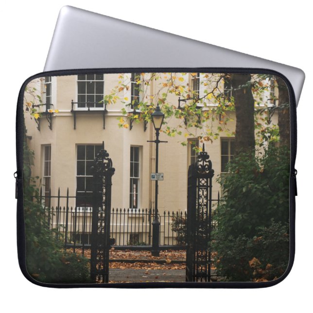 FUNDA PARA PORTÁTIL CASA DE CONCRETO BLANCO RODEADA DE ÁRBOLES DURANTE (Frente)