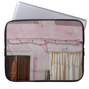 FUNDA PARA PORTÁTIL CASA DE CONCRETO ROSA CON TRES VENTANAS Y UN DOO