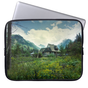 Funda Para Portátil Casa de madera, paisaje natural de montaña.