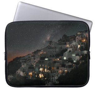 FUNDA PARA PORTÁTIL CASAS BLANCAS Y NEGRAS CERCA DEL CUERPO DE AGUA DU