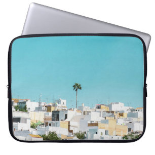 Funda Para Portátil Casas de hormigón blanco y marrón bajo el cielo az