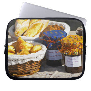 Funda Para Portátil Cesta con croissants y panes de chocolate.