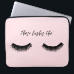 Funda Para Portátil Chat Lash - Tho esos latigazos<br><div class="desc">Chat II por Alicia Ludwig. Presenta pestañas negras y la frase "Tho Tho" sobre un fondo rosado.</div>