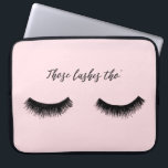 Funda Para Portátil Chat Lash - Tho esos latigazos<br><div class="desc">Chat II por Alicia Ludwig. Presenta pestañas negras y la frase "Tho Tho" sobre un fondo rosado.</div>