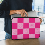 Funda Para Portátil Chequeo de moda y cara de sonrisa<br><div class="desc">Proteja su portátil con este moderno mango facial rosa rosado caliente y sonrisa feliz. El regalo perfecto para cualquiera que pueda usar un poco más de alegría,  tranquilidad y sonrisas felices en su vida. Agregue positividad al área de trabajo de su oficina.</div>