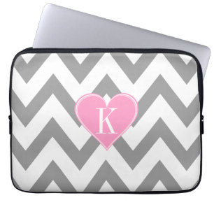 Funda Para Portátil Chevron gris con el monograma rosado del corazón