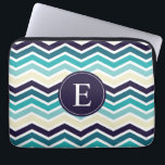 Funda Para Portátil Chevron Monogram Naval Blue Cream<br><div class="desc">Personalizar este vibrante diseño de monograma inspirado en azul marino,  azul y crema zig zag chevron con la letra de su elección.</div>