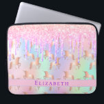 Funda Para Portátil Chica holográfico rosa morado purpurina de unicorn<br><div class="desc">Un fondo iridiscente de diseño de color arcoiris con tonos pastel de unicornio y arcoiris en rosa,  violeta,  dorado rosa,  verde menta. Decorada con goteo falso purpurina en oro rosa,  rosa y morado y un patrón de unicornio dorado. Personalice y agregue un nombre,  letras de color púrpura.</div>