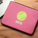 Funda Para Portátil Chica personalizado de Softball<br><div class="desc">Diseño personalizado de aficionados al softball chicas.</div>