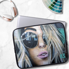 Funda Para Portátil Chica Rubia con Gafas de Sol Redondas Monograma Gr