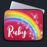 Funda Para Portátil Chicas llaman estrellas blancas al rubí arco iris<br><div class="desc">Perfecto para proteger y encontrar su equipo fácil en colores rojo y arcoiris. Personalizar con tu propio nombre actualmente lee Ruby. Este original funda gráfico de arcoiris y estrellas ha sido diseñado por Sarah Trett para www.mylittleeden.com</div>