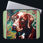 Funda Para Portátil Chocolate Lab Dog en fondo de camo<br><div class="desc">Este diseño de manga de ordenador portátil presenta un busto de laboratorio de chocolate contra fondo de camuflaje. Añadir un nombre para la personalización. Ideal para el cazador o amante del perro en tu vida. Creado por Simply Farmhouse Press.</div>