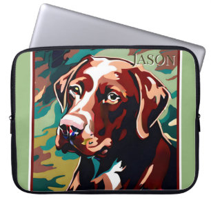 Funda Para Portátil Chocolate Lab Dog en fondo de camo
