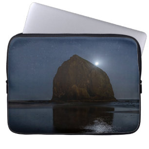 Funda Para Portátil Cielos sobre Haystack Rock Cannon Beach, Oregón