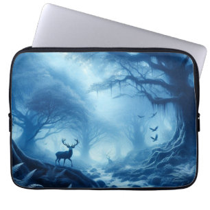 Funda Para Portátil Ciervo en bosque oscuro de bruma azul