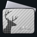 Funda Para Portátil Ciervos de moda de la tela escocesa y rayado gris<br><div class="desc">Perfil elegante de los ciervos de la tela escocesa y manga rayada gris del ordenador portátil con el monograma elegante.</div>