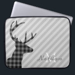 Funda Para Portátil Ciervos de moda de la tela escocesa y rayado gris<br><div class="desc">Perfil elegante de los ciervos de la tela escocesa y manga rayada gris del ordenador portátil con el monograma elegante.</div>