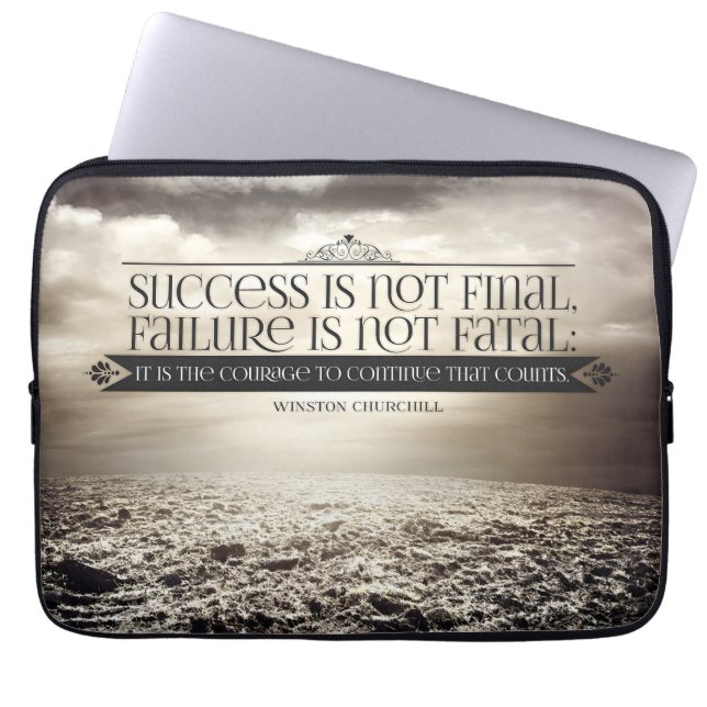 Funda Para Portátil Cita Inspiradora de Winston Churchill "Valor" (Frente)