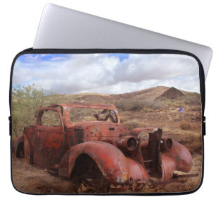 Funda Para Portátil Coche viejo que aherrumbra en paisaje del desierto